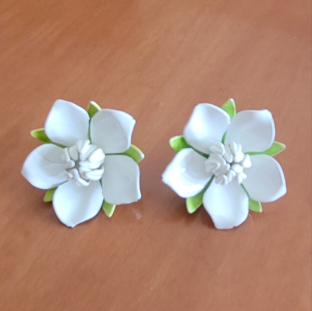 Vintage Sarah Conventry Wedding White Lotus Blossom Enamel‎ Earrings